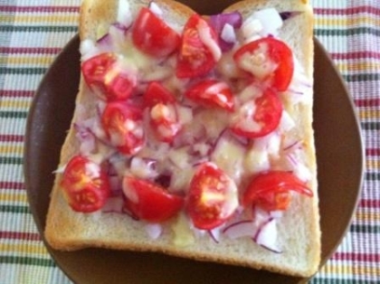 紫玉ねぎとプチトマトで作ってみました♪
一枚でしっかり野菜が摂れるので子供にもピッタリですね♪
美味しかったです（＾＾）