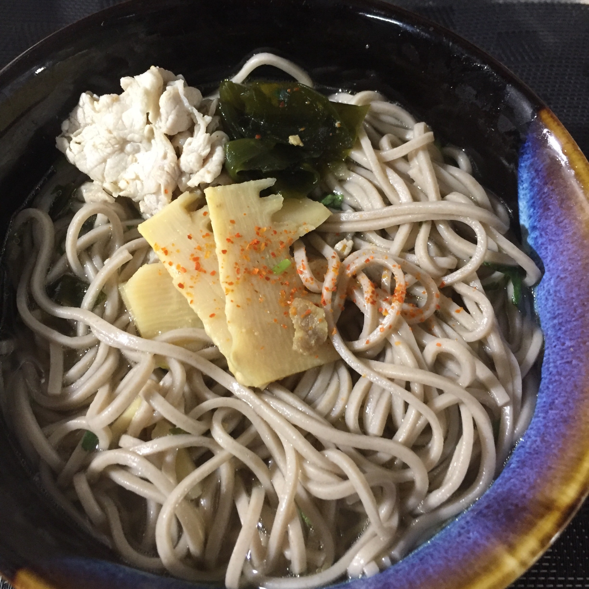 残り物の御数をのせて即席蕎麦