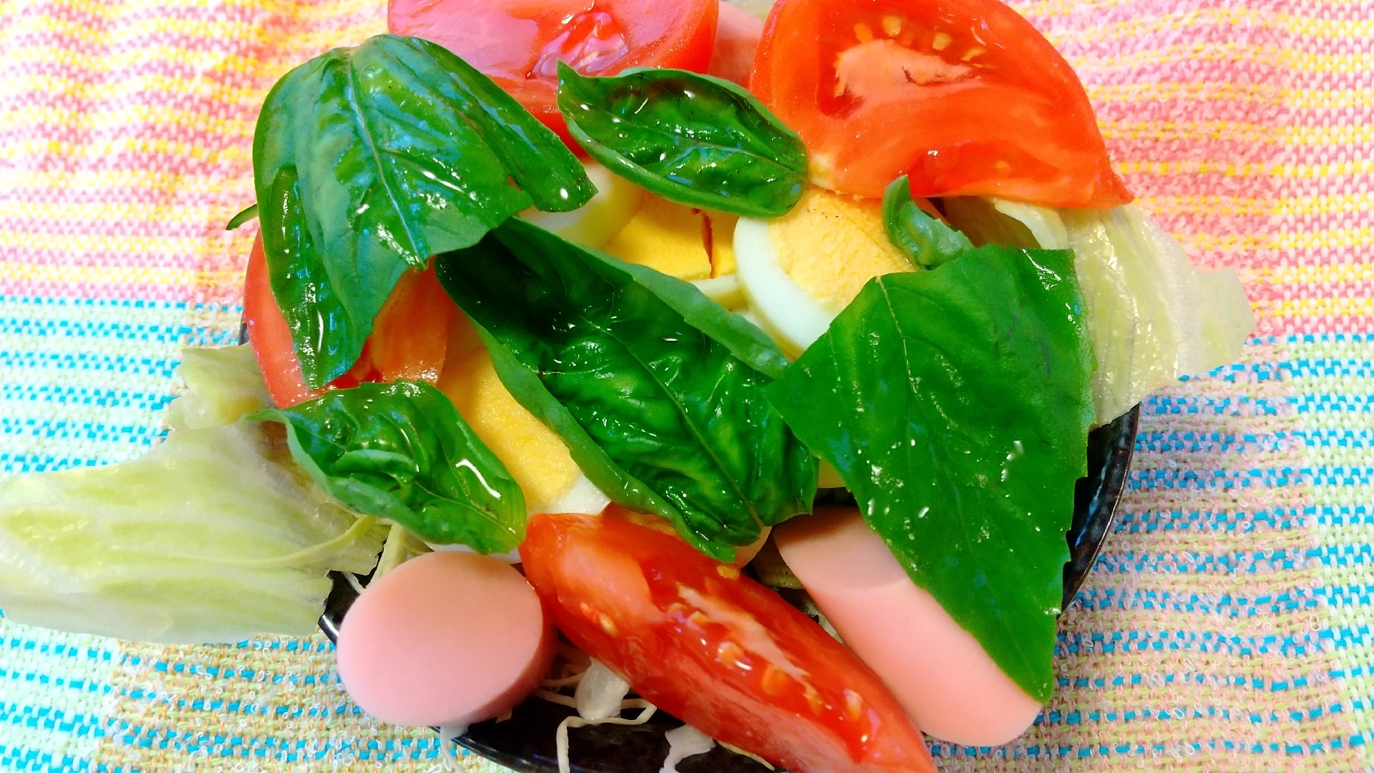 ゆで卵とソーセージとトマトのバジルサラダ(^o^)