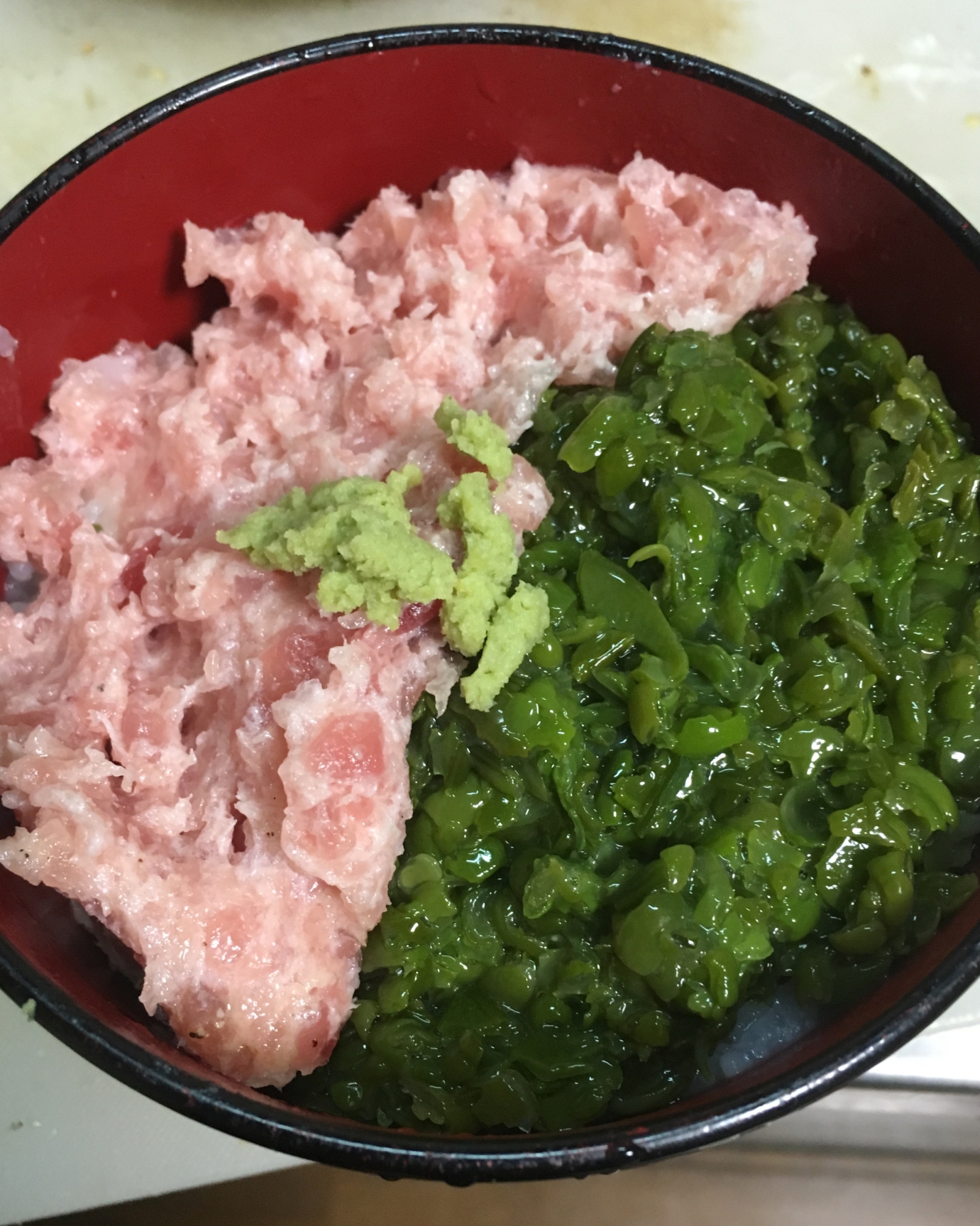 たたきマグロめかぶ丼