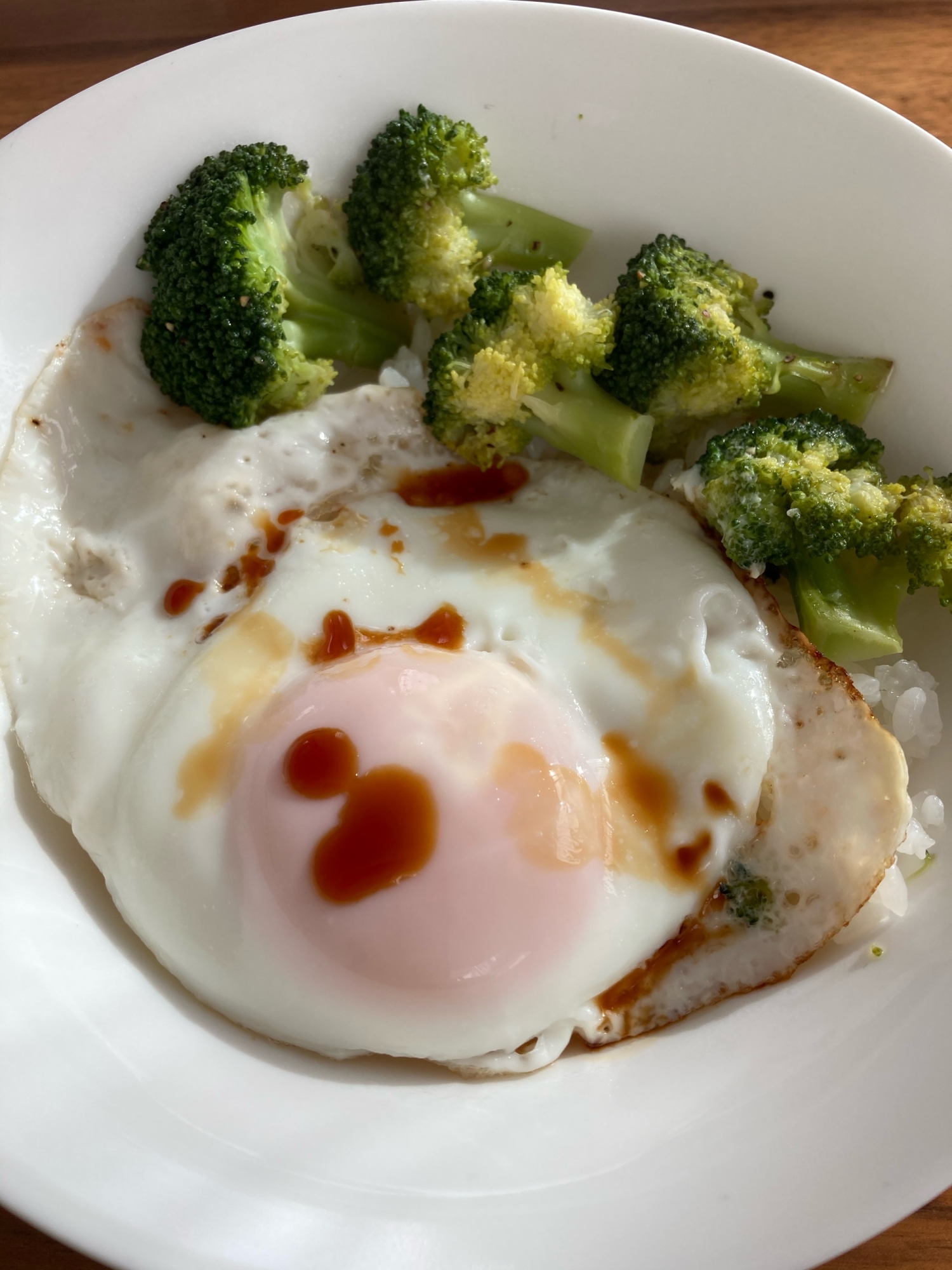 ブロッコリーと目玉焼きのご飯