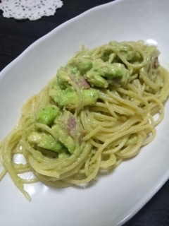 完熟アボカドが１つだけ残っていたので作りました。普通のクリーム系のパスタよりも食べやすいです。ご馳走さまです♪