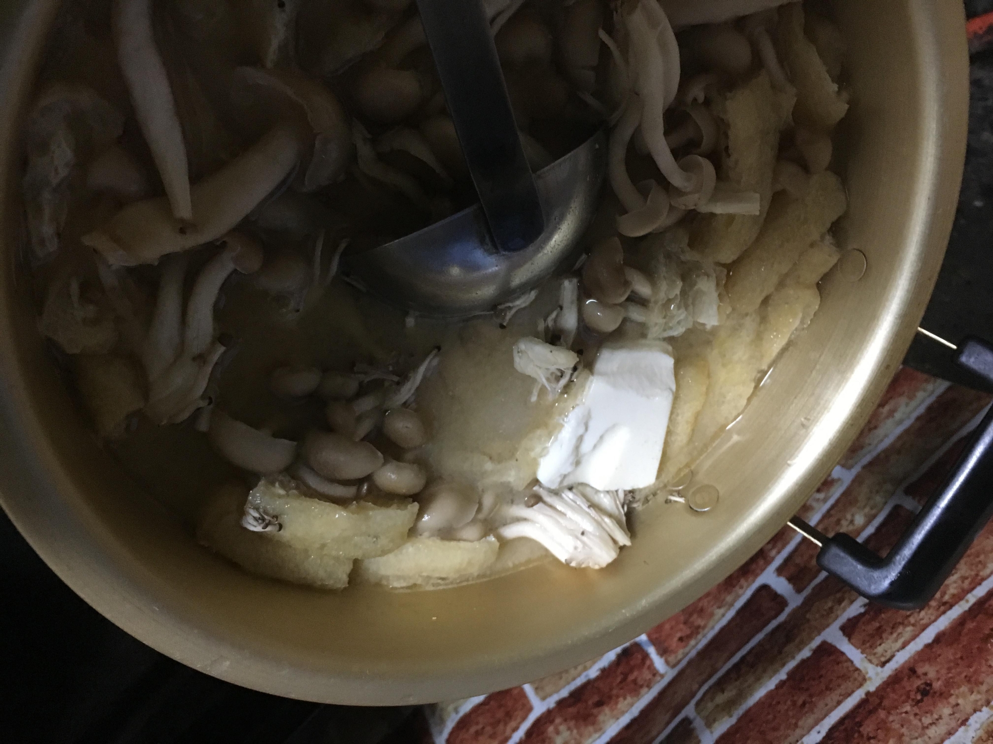 豆腐としめじと油揚げの味噌汁