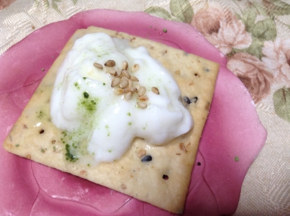 ( ^_^)/~~こんにちわ❤︎普通のクラッカーで御免ね〜❤︎朝食に頂いたよ♪忙しくても美活は忘れちゃぁいけないわね♪日々美的目指してるんだけど効果は。。(笑)