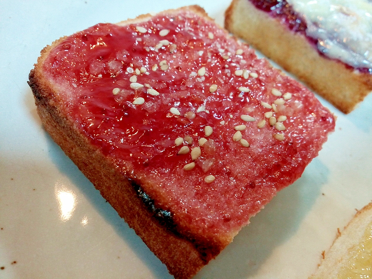 苺ジャムと白ごまとザラメ糖のミニトースト