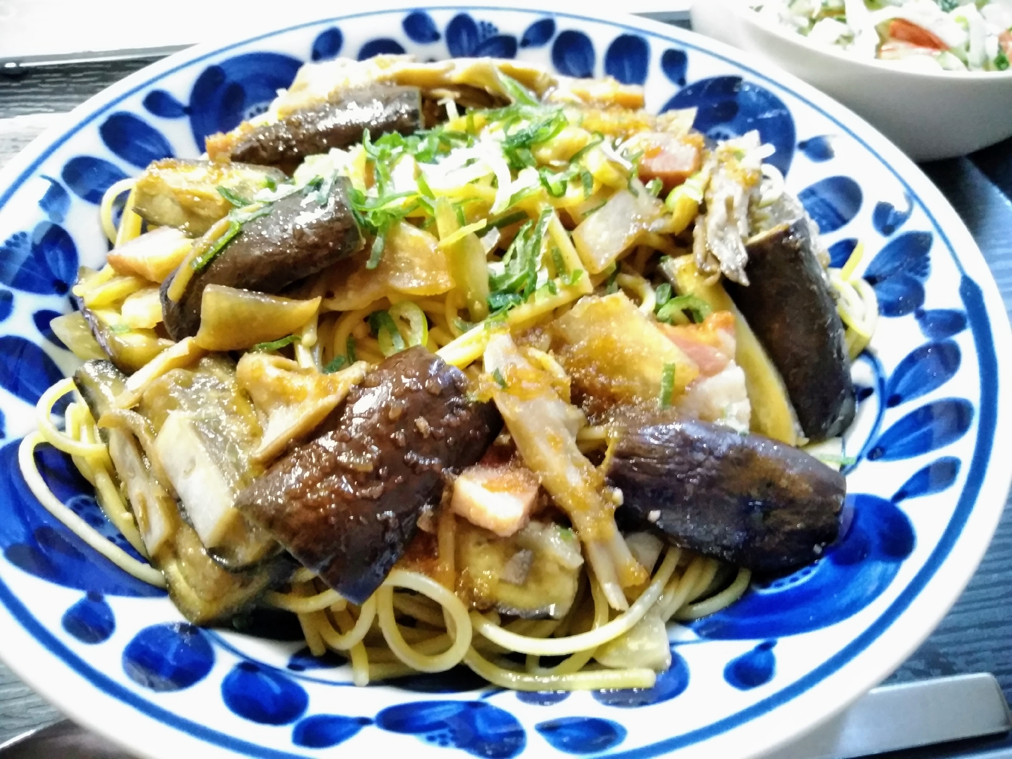 茄子と舞茸とベーコンの和風パスタ♪(捨て野菜入り)