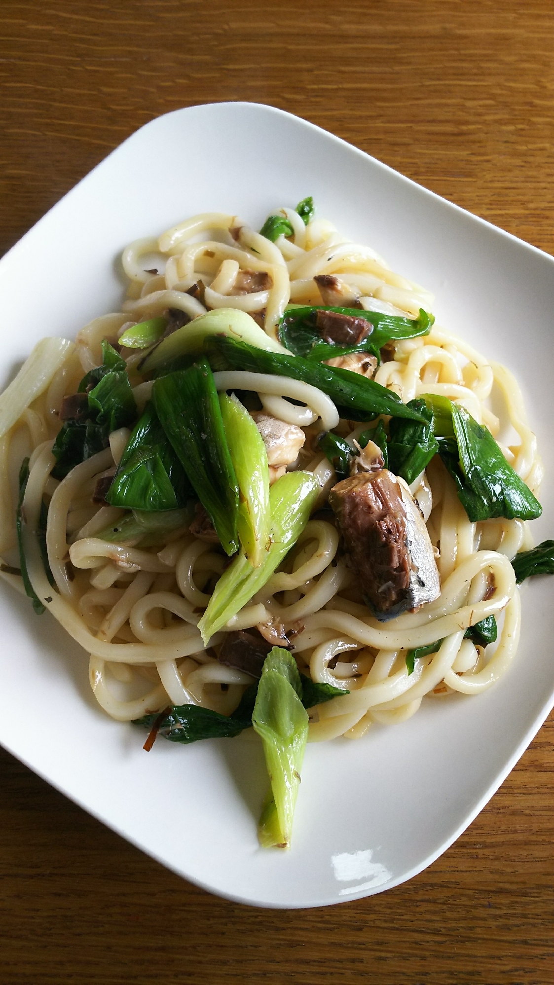 サバ缶とネギの焼うどん