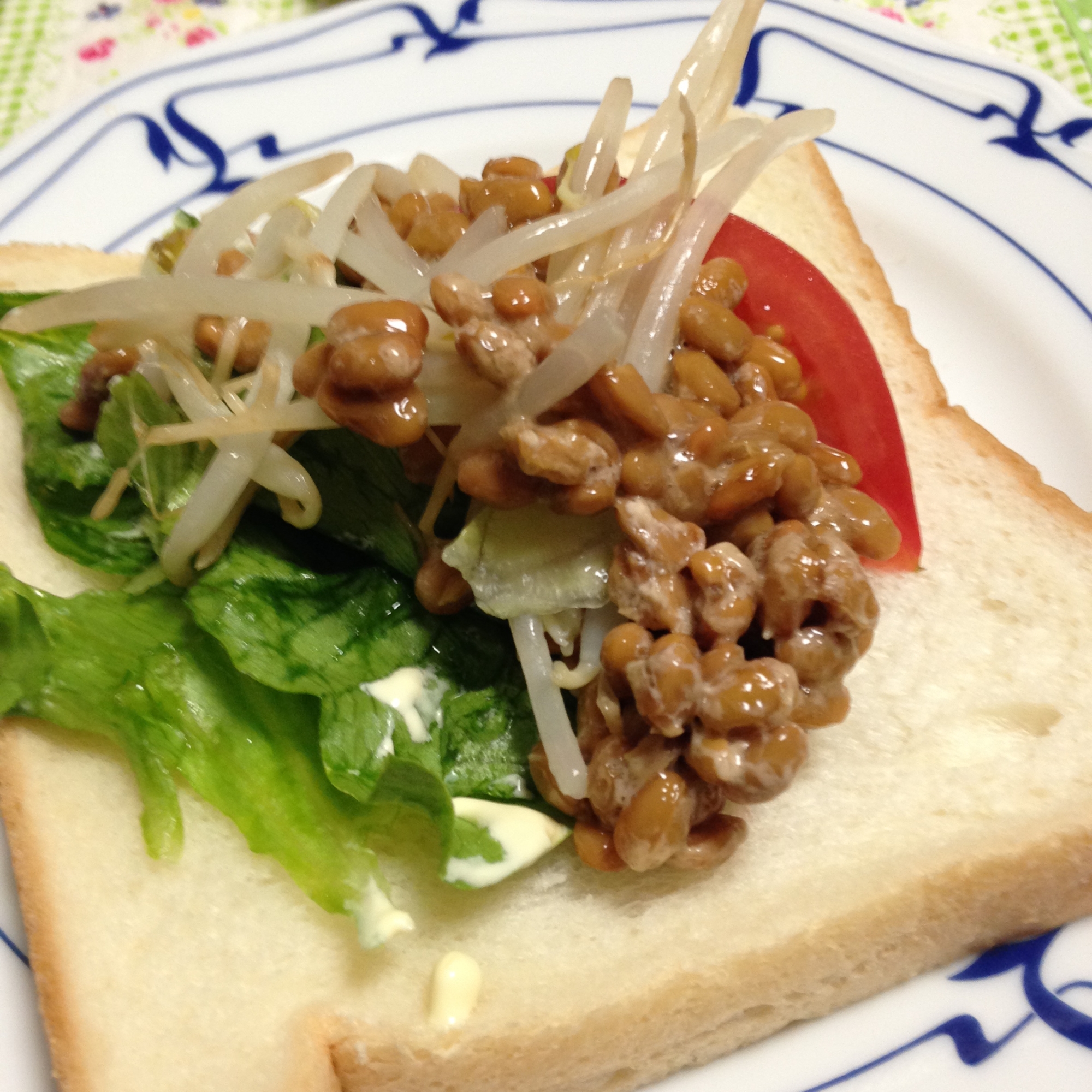 レタスと納豆とトマトともやしのサンドウィッチ