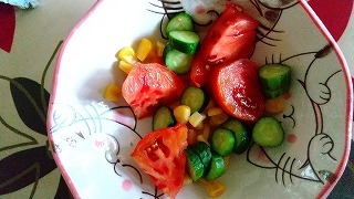 感のーろさん♪きゅうりとトマトの漬け副菜夏のお野菜でとてもおいしくできました(*^-^*)水分補給にもいただいてます♡素敵なレシピありがとうございます