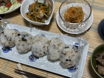 ちょっとしたパーリーでの糖質補給ｗに小にぎりで真似っこさせていただきました。ごま油で韓国海苔…風味もイイけど混ぜ込んだ海苔の食感にハマってますナイス足し算超ゴ様