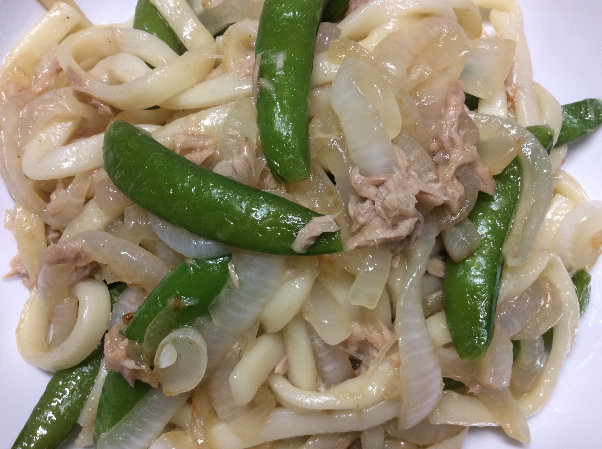 スナップえんどうと玉ねぎとシーチキンの焼きうどん