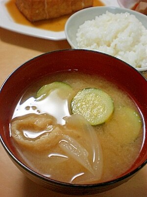ズッキーニと玉ねぎのお味噌汁。 レシピ・作り方 by はちわれ
