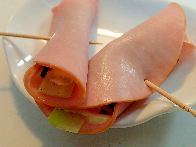 おつまみに　味海苔と茎ブロコのハム巻き♬