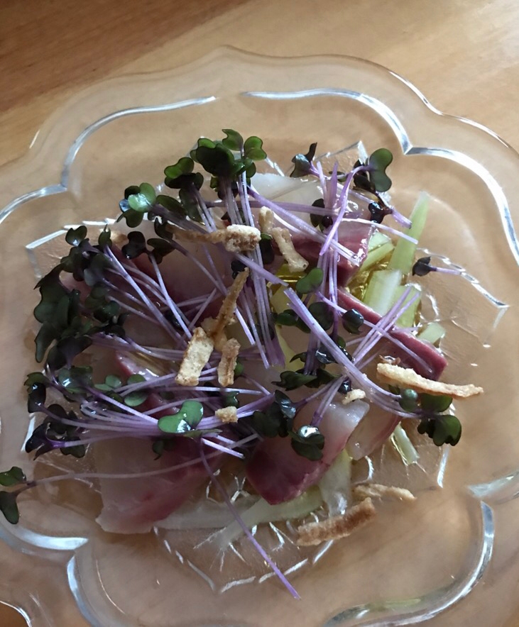 セロリとハマチ、紫キャベツスプラウトのサラダ