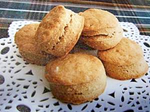 レースペーパーにおかれたおから入り黒砂糖スコーン