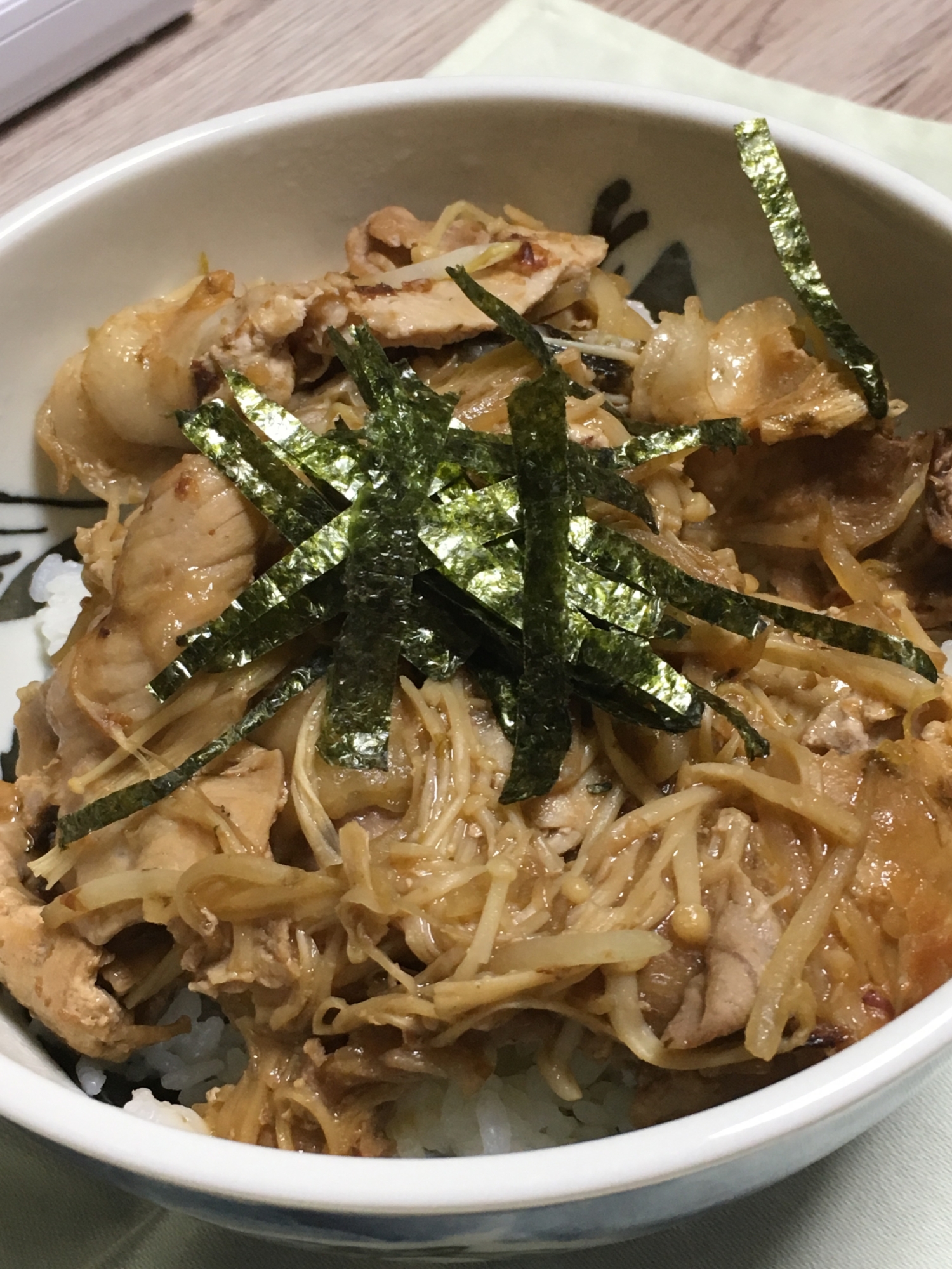 ボリュームたっぷり！もやしと豚丼