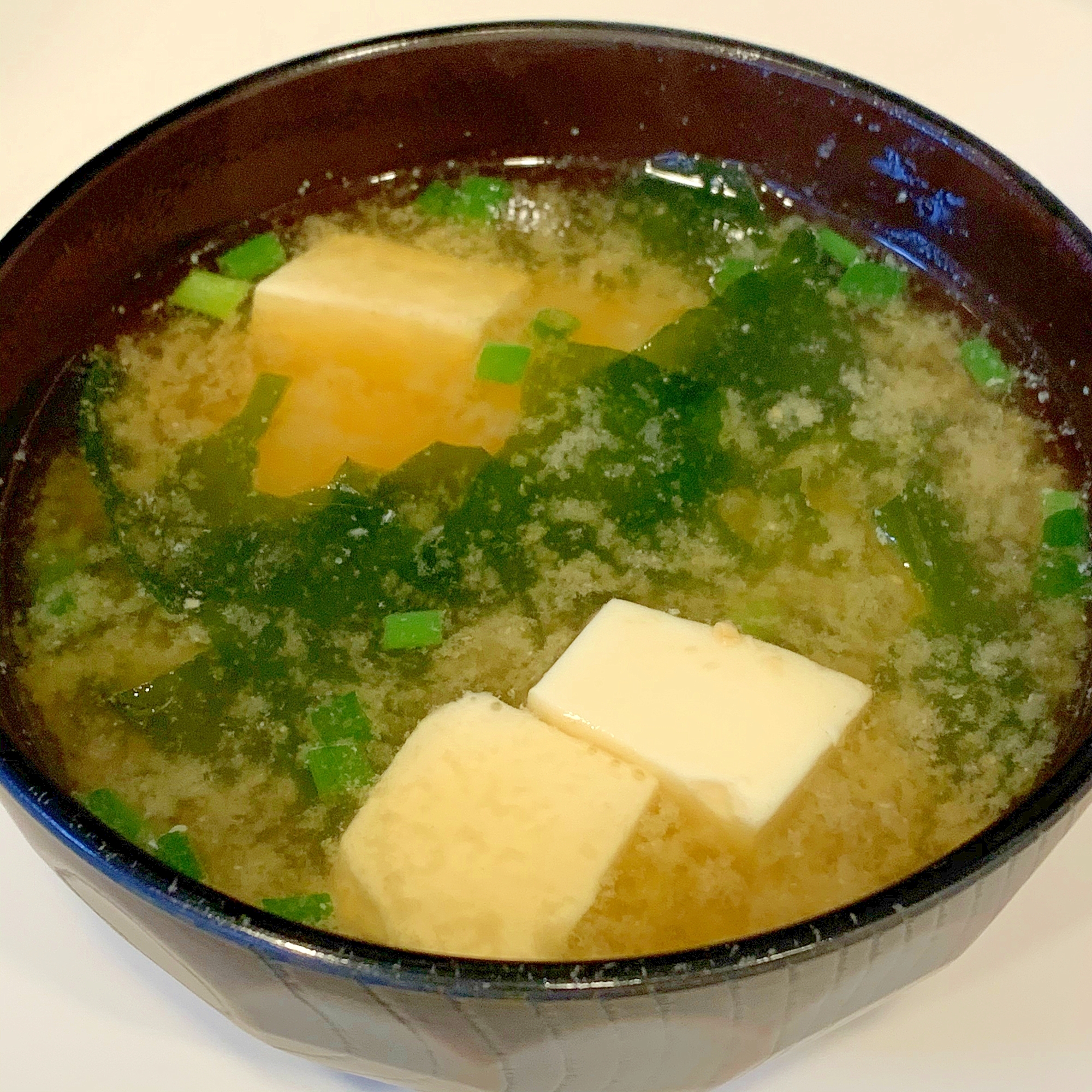 豆腐とワカメと万能ネギの味噌汁