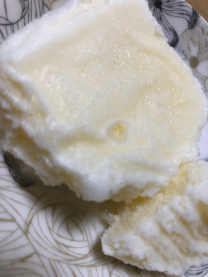 生クリームなしで出来るのに惹かれ、初めてアイスを作ってみました。シャーベット状になってしまいましたが、とても美味しくできました！