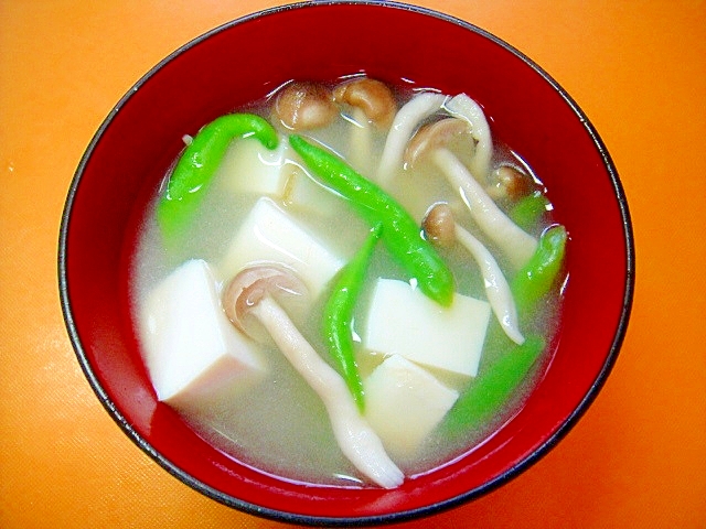 豆腐とごぼうシメジ万願寺唐辛子の味噌汁