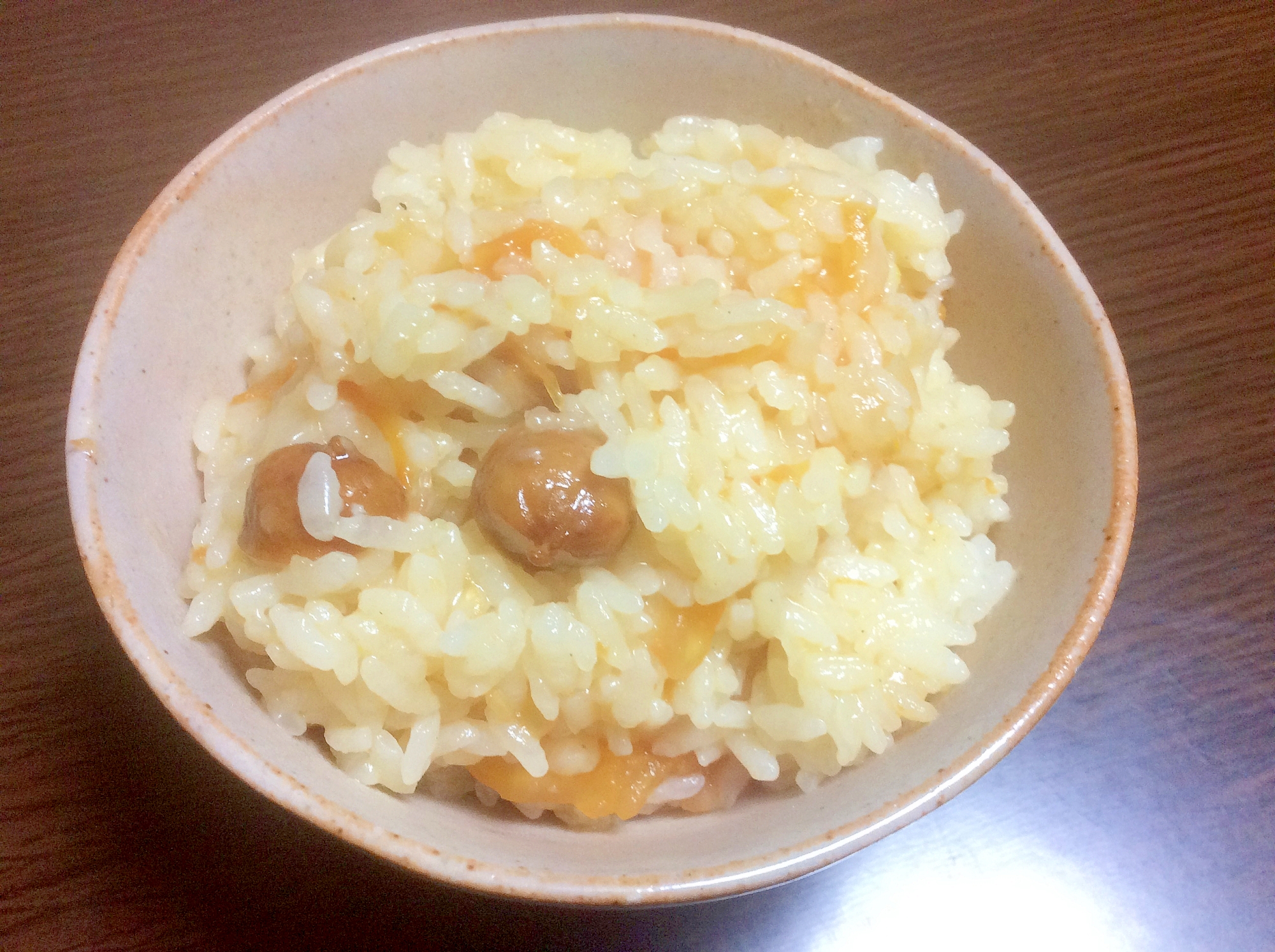 茶碗に盛られた、トマトの炊き込みごはん