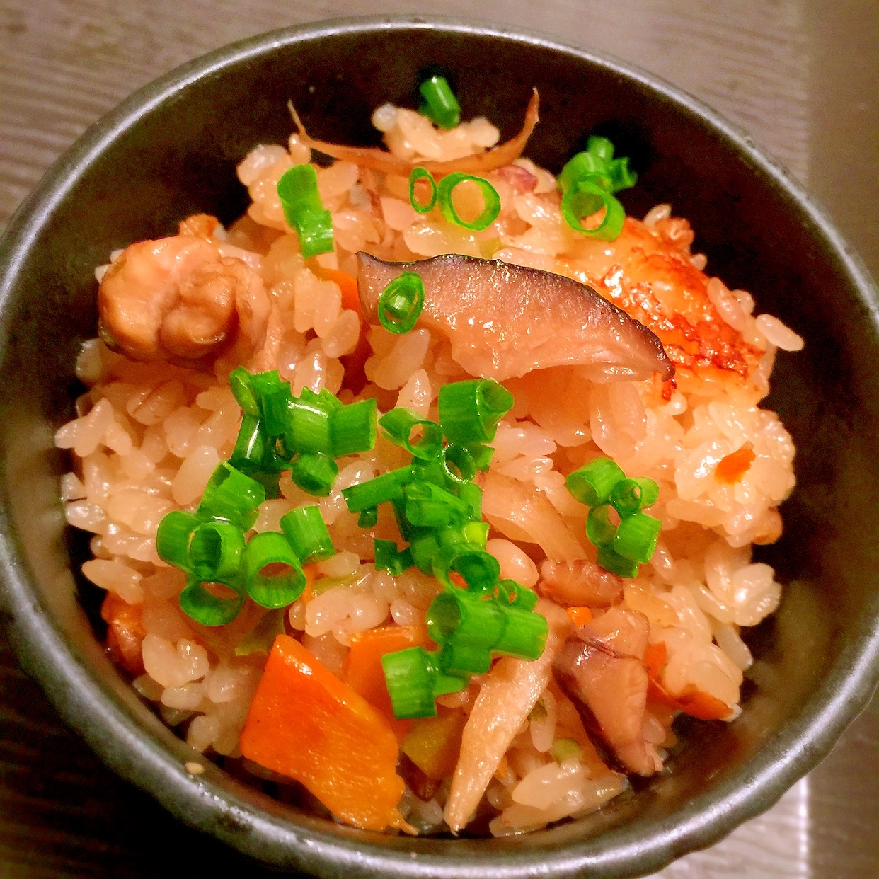 鶏手羽トロ肉と根菜の中華風旨辛炊き込みご飯