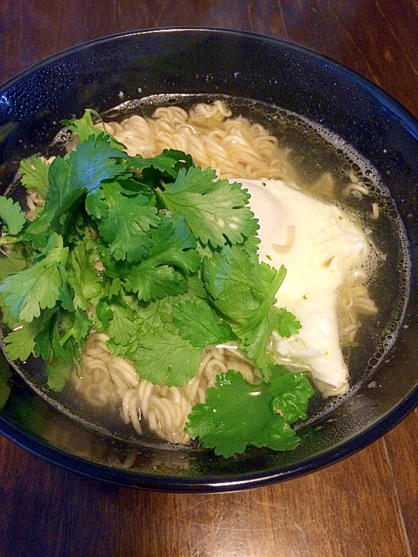 パクチーたっぷり☆タイ風チキンラーメン