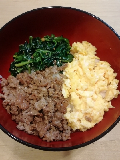 いつもは鶏といんげんで作るのですが、豚そぼろとほうれん草ナムルの三色丼めちゃ美味しかったです。
またこのレシピで作ります!