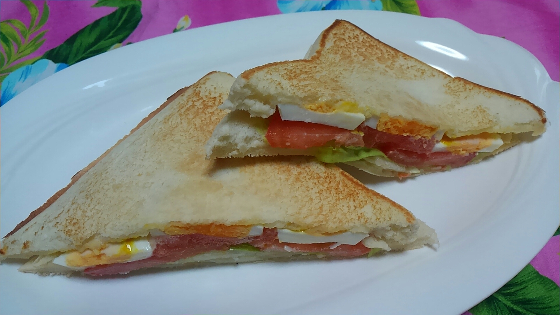 茹で卵とトマトとレタスのホットサンド☆