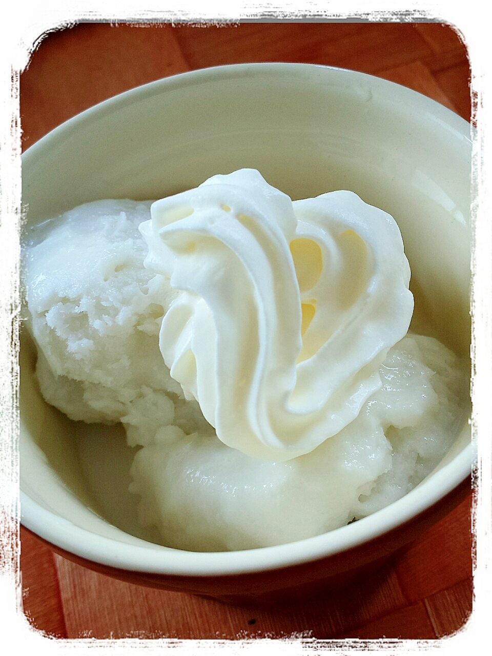 スプレー生クリームでココナッツミルクアイス