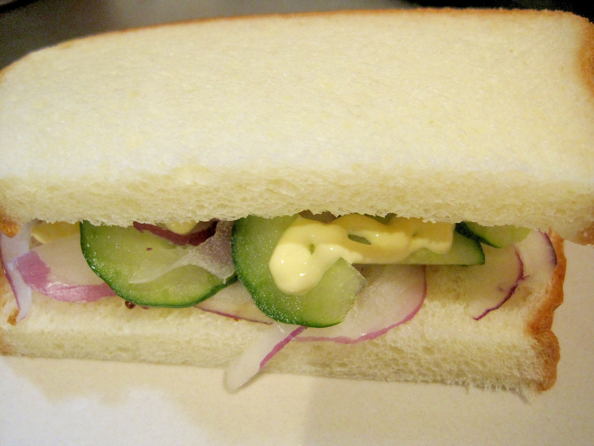 紫玉ねぎときゅうりのサンドイッチ