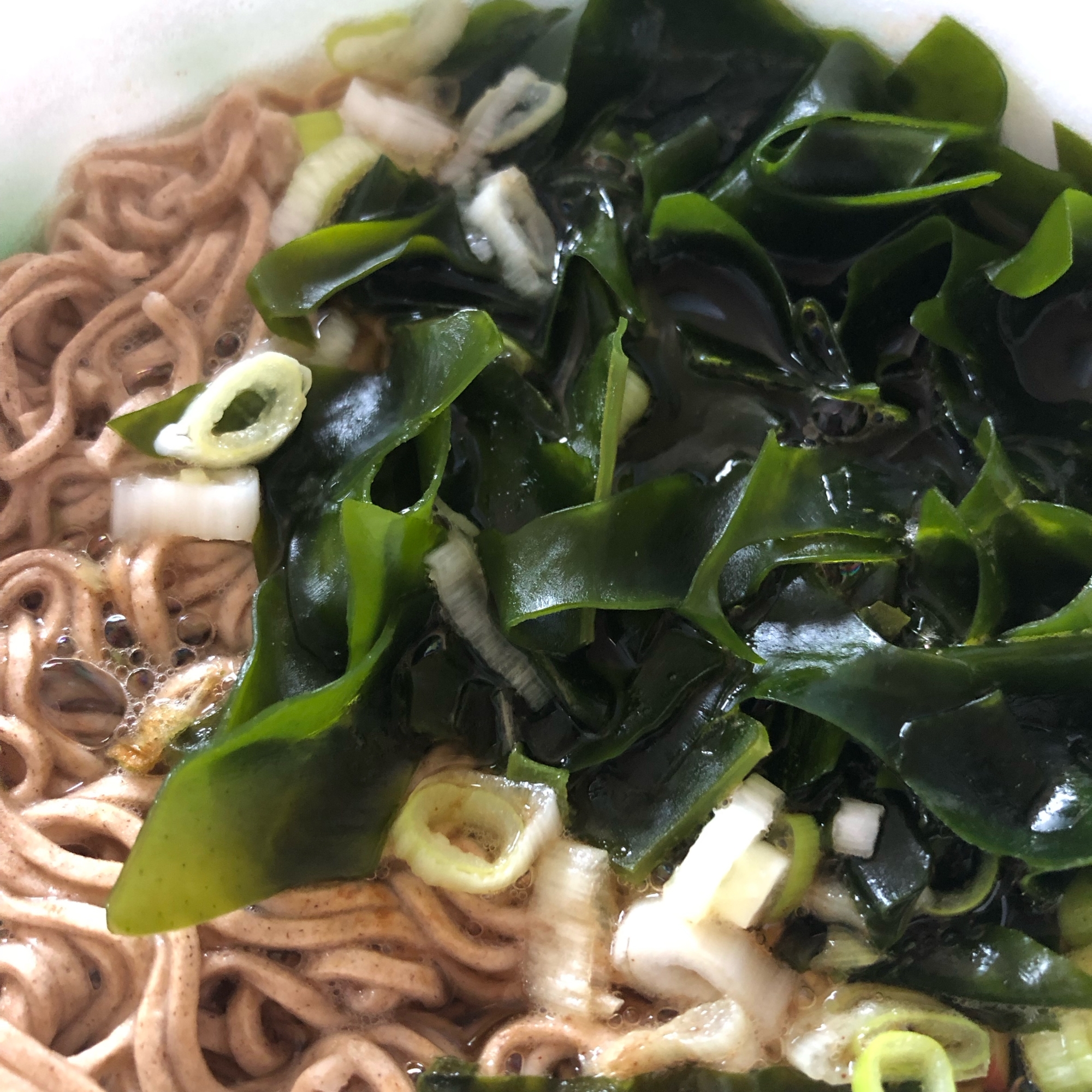 わかめとねぎの蕎麦