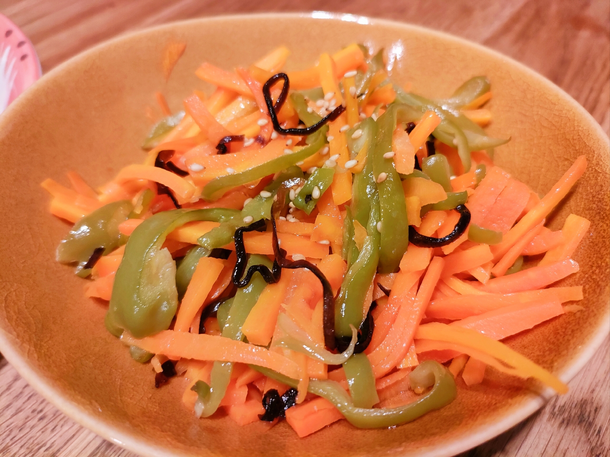 レンジで火を使わず簡単!人参とピーマンの塩昆布和え