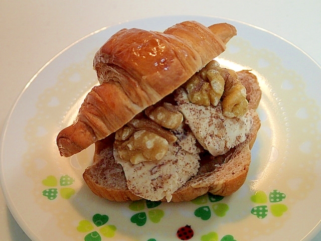 クッキーアイスと胡桃とカカオシュガーのチョコクロ