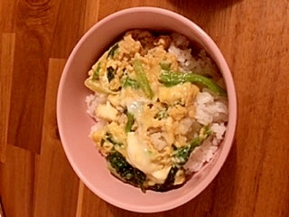 超簡単ほうれん草とチーズの卵とじ丼