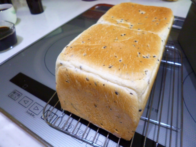 基本の角パンに黒ゴマをプラス