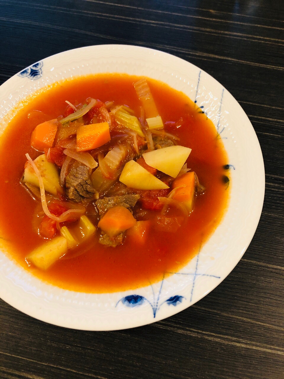 牛肉とセロリ、野菜たっぷりトマト煮込みスープ