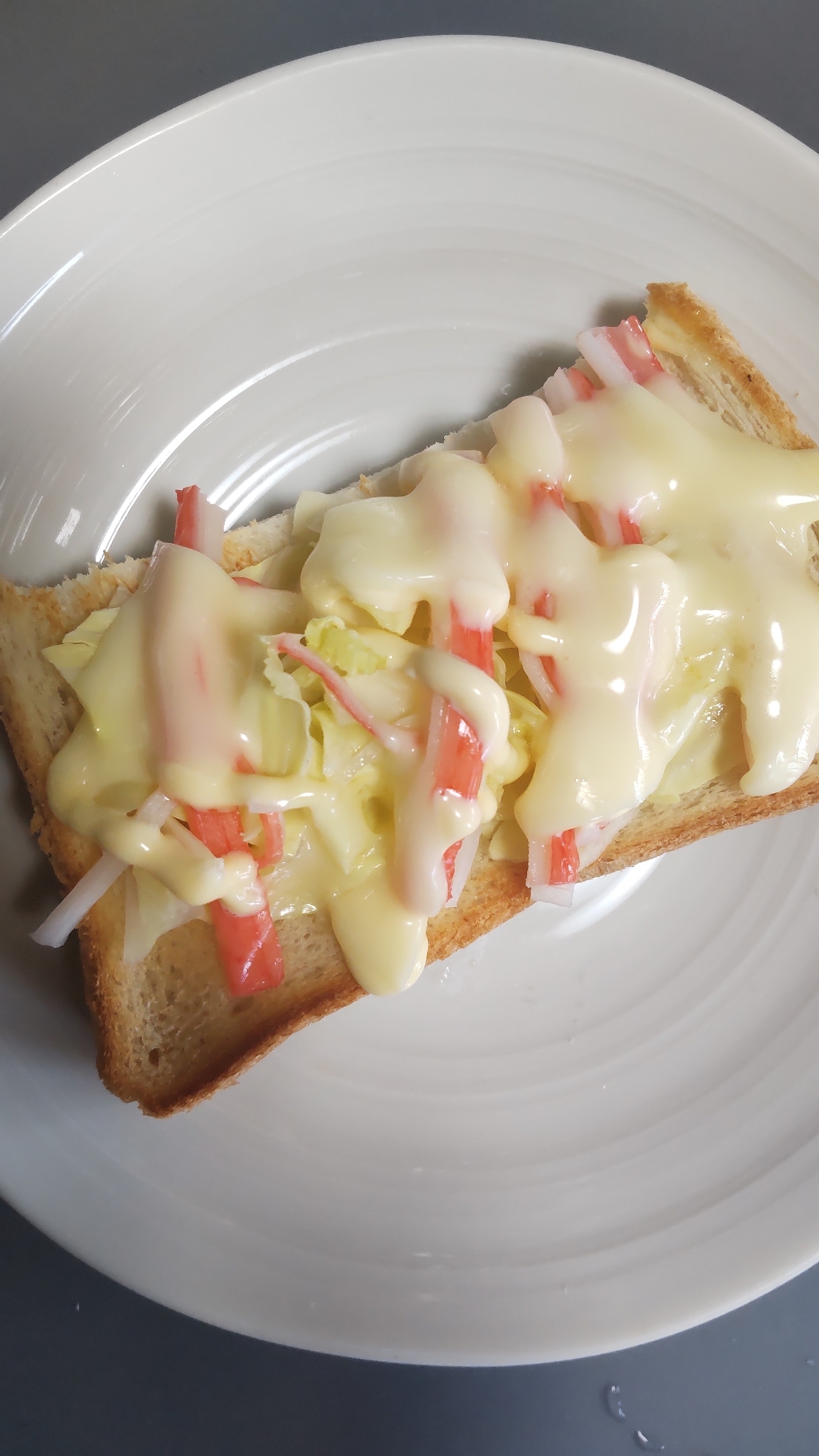 レタスとカニカマのチーズトースト