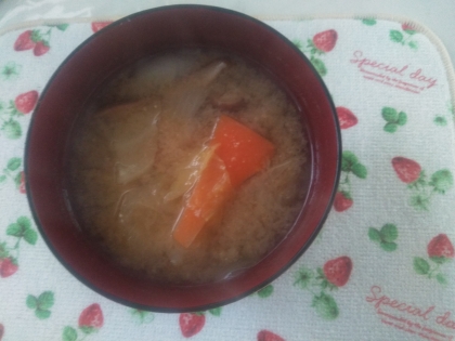 人参しめじ玉葱キャベツ味噌汁