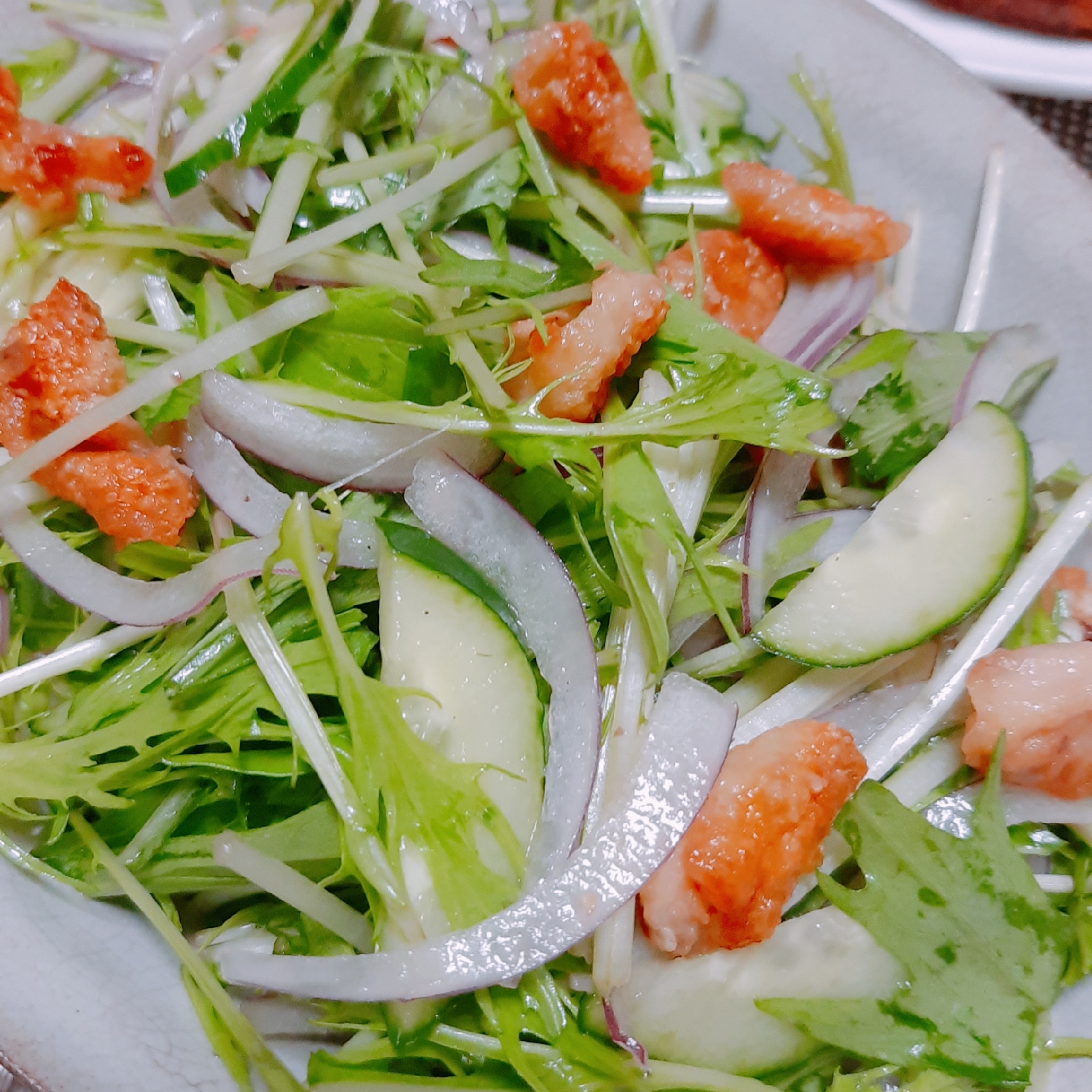 カリカリ鶏皮と水菜のサラダ