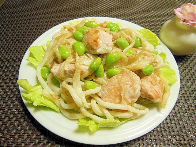 たっぷり鮭が美味～な玉ねぎと枝豆の炒めうどん♪