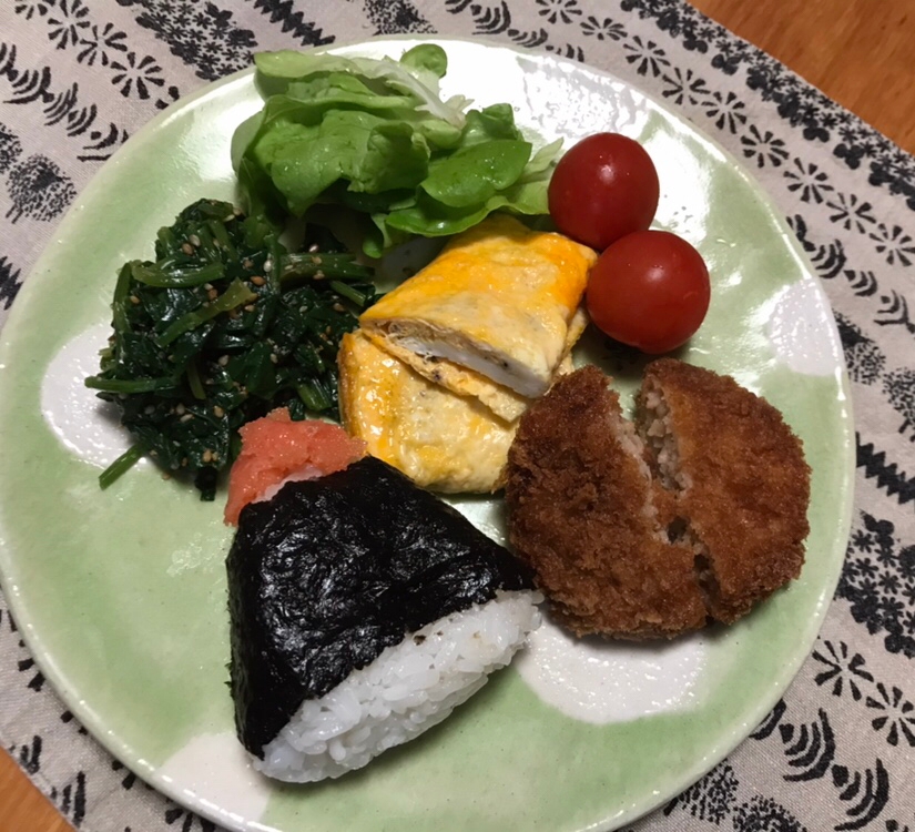 タラコおむすびとメンチカツの朝ごはん