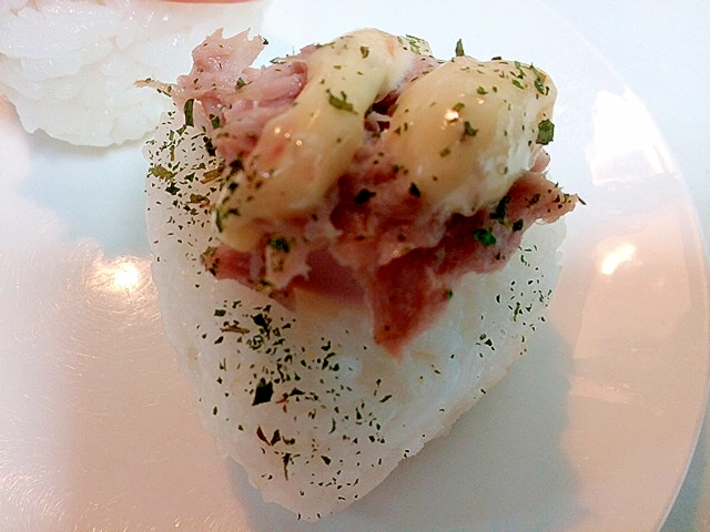 魚肉ソーセージとツナの焼おにぎり