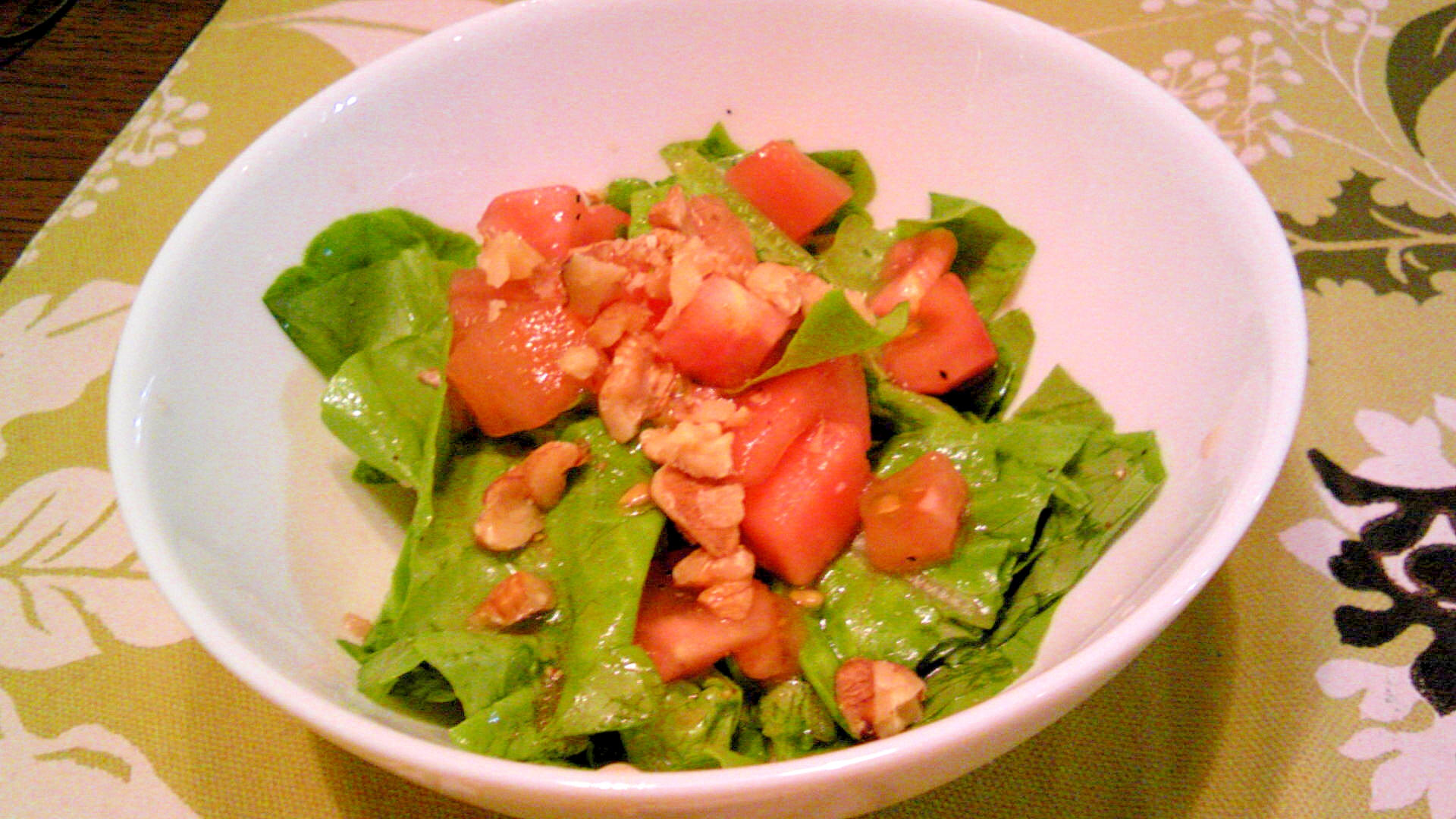 サラダ菜とトマト・クルミのシンプルサラダ
