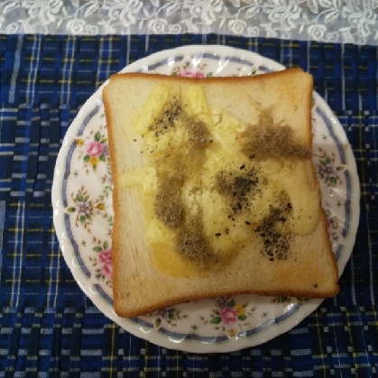 とろろ昆布と黒ごまのごま油風味トースト