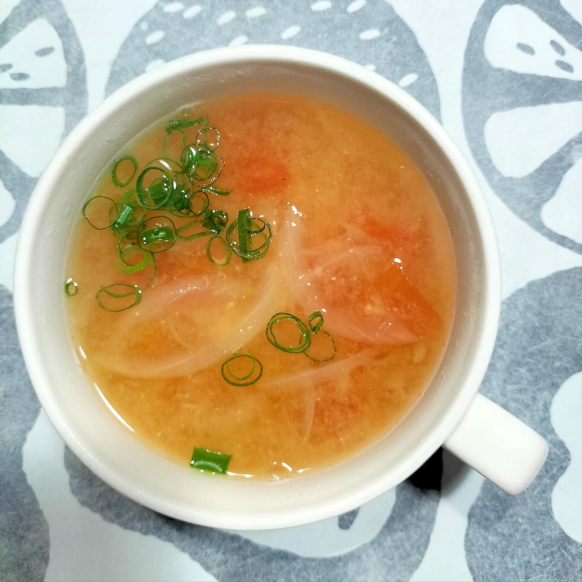 新玉葱とトマトと青葱の味噌汁