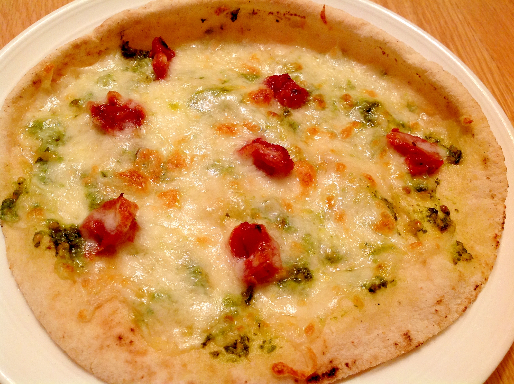 バジルとトマトのピタパンピザ