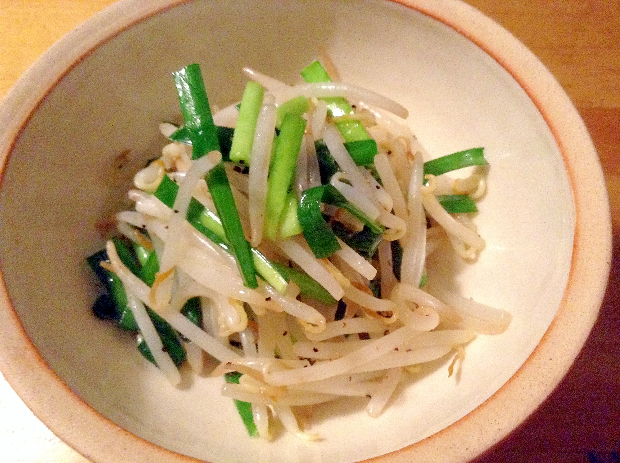 レンジで1分！もやしとニラの胡麻油サラダ