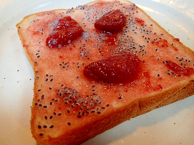 苺ジャムとバジルシードのトースト