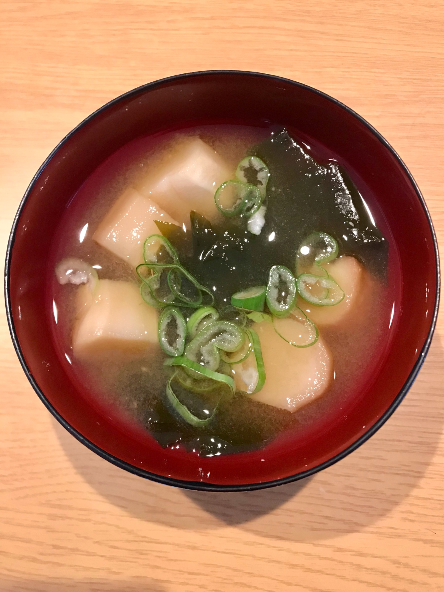 お麩とわかめと長ネギの味噌汁