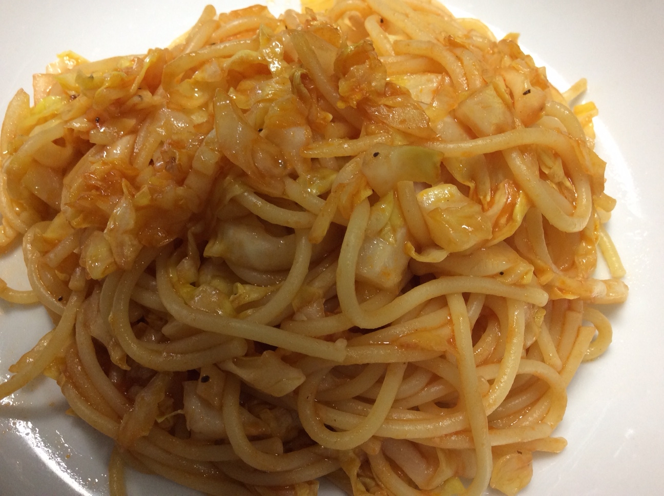 キャベツ入りのケチャップパスタ炒め